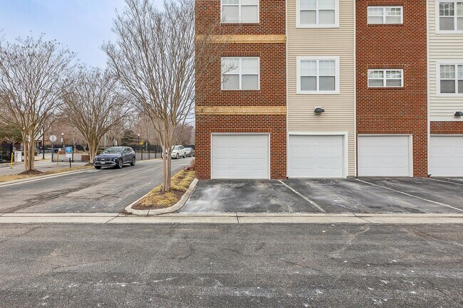 Building Photo - Riverside  Condo-RARE-Ready Now