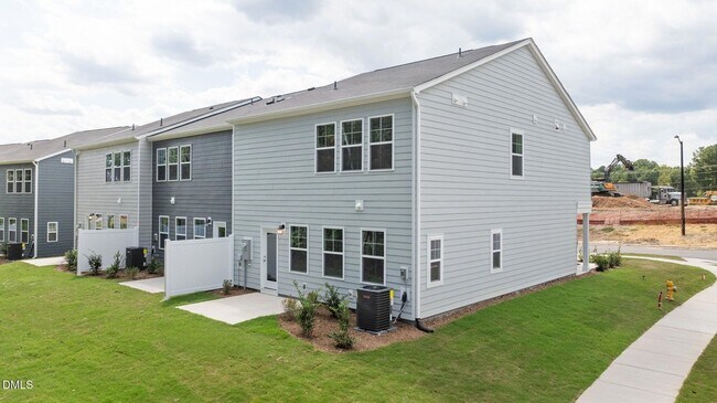 Building Photo - 421 Deep Oak Dr