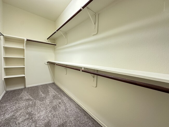 Building Photo - 2211 Highland Crossing Dr