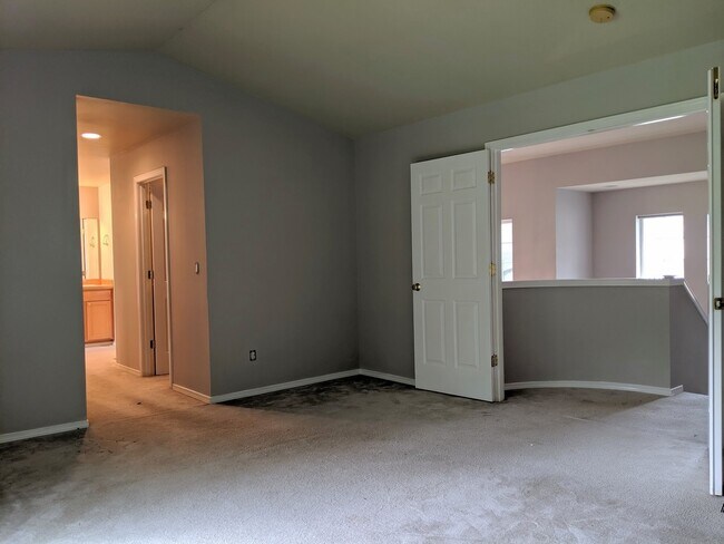 Building Photo - Stunning 2 Story 4 Bed 2.5 Bath Home in Re...