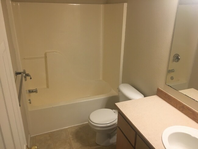 Building Photo - 3 bedroom townhouse in Springfield