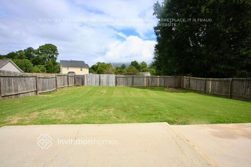 Building Photo - 10102 Green Hedge Ave