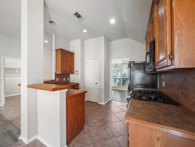 Building Photo - 20110 Emerald Cliff Ln