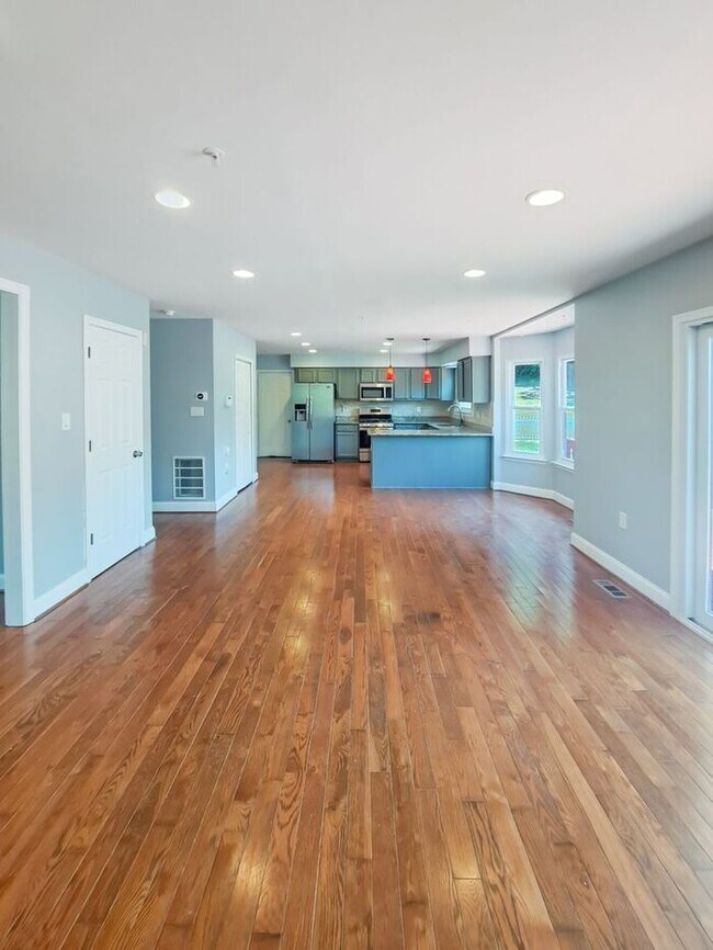 Building Photo - Amazing 4 Bedroom, 4 Bath SFH Corner Lot, ...