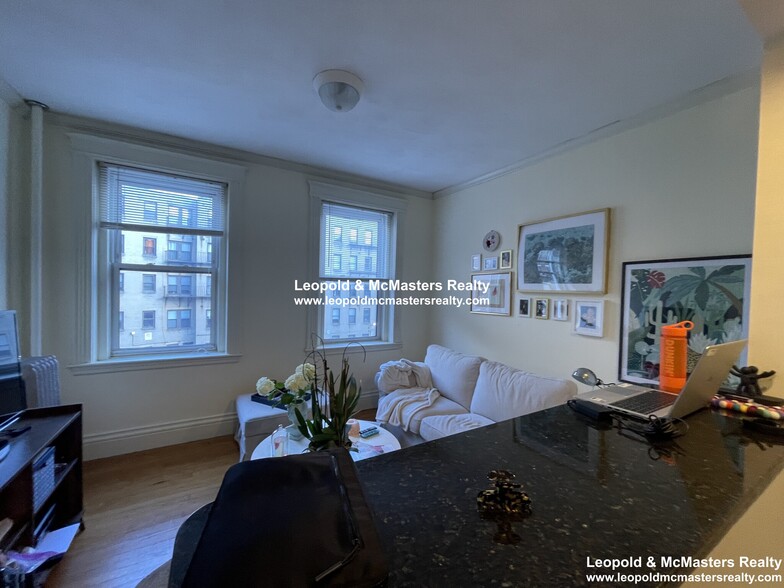 Building Photo - 48 Queensberry St