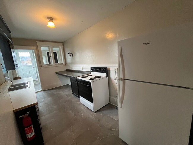 Building Photo - CONTRACT PENDING!! Spacious Apartment in M...