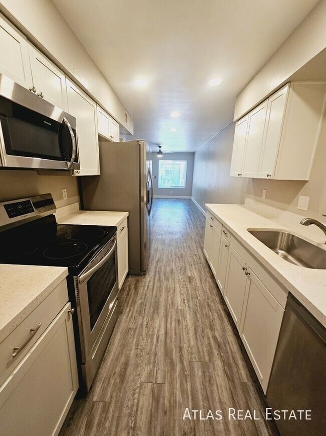 Building Photo - 2826 E Capri Cir