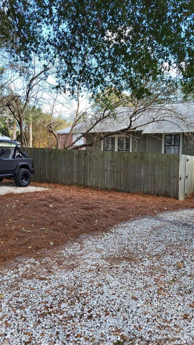 Building Photo - 1800 E Lloyd St