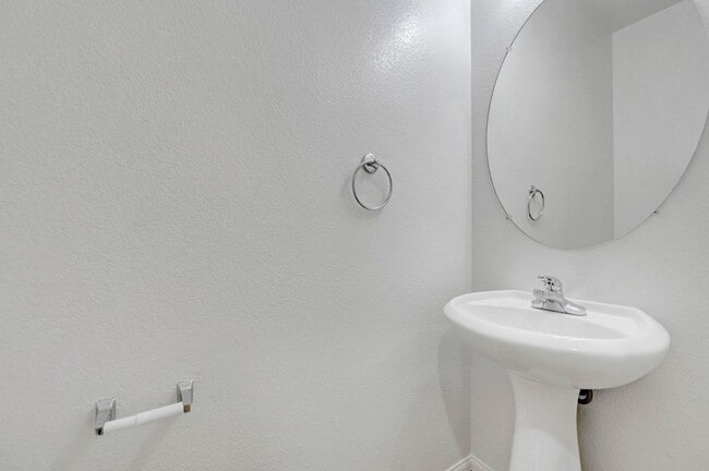 Building Photo - Adorable 2 story in the Northwest! Fresh paint and new carpet!