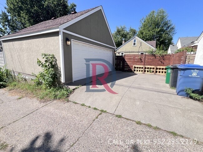 Building Photo - 4227 5th Ave S