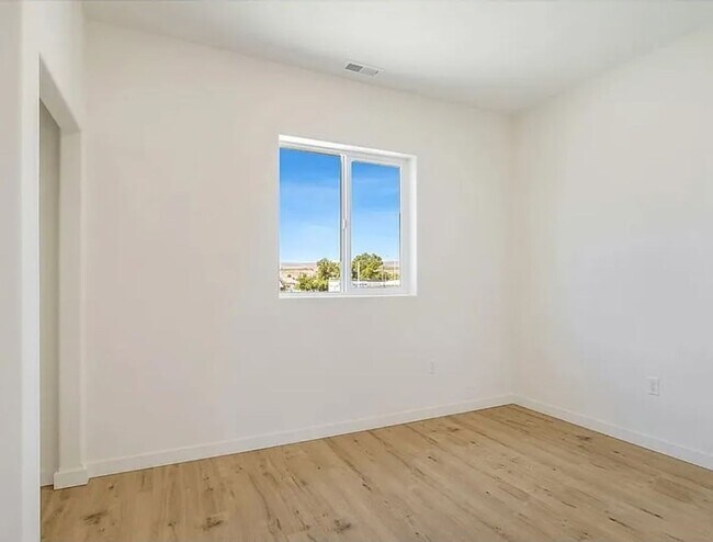 Building Photo - 4 Bedroom Home w/ Spacious Yard!