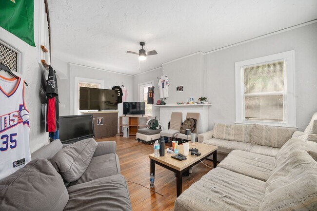 Building Photo - 949 SW 13th St