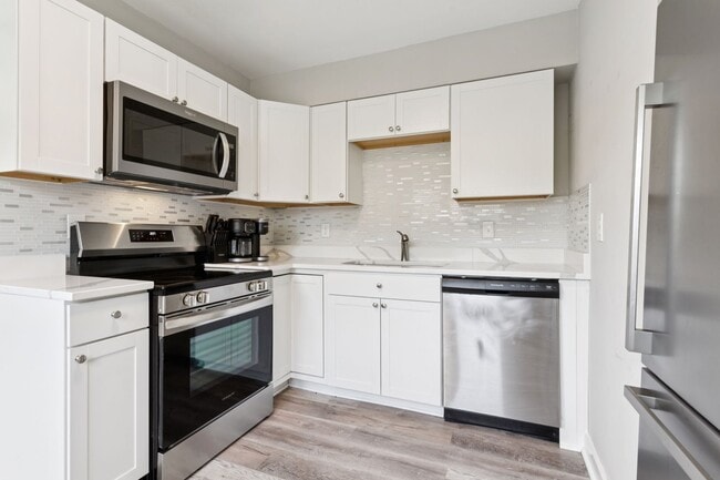 Building Photo - Updated ranch in Portsmouth!