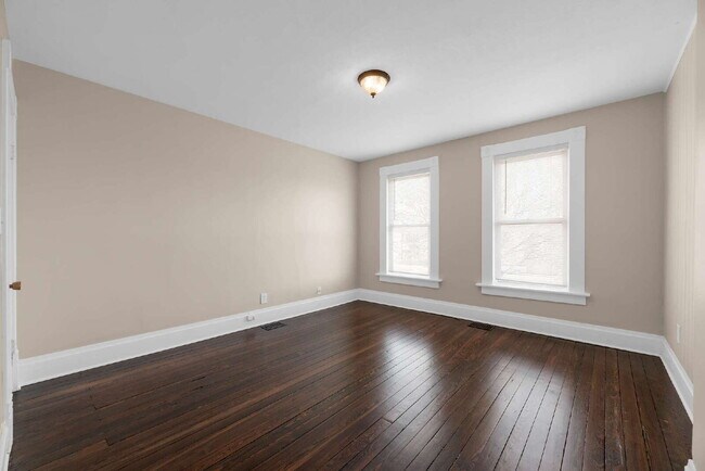 Building Photo - "Beautiful 3-Bedroom, 2-Full Bath Duplex Featuring Hardwood Floors and a Fenced Yard!"
