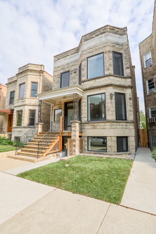 Building Photo - 2230 W Wilson Ave