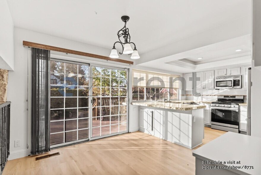 Building Photo - 2025 Park Royal Dr