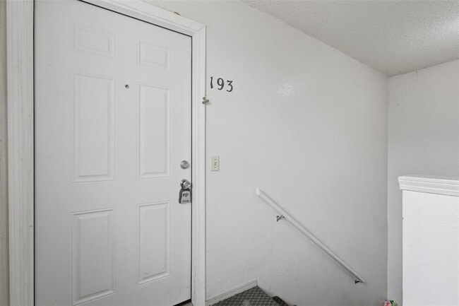 Building Photo - 401 SE 12th St