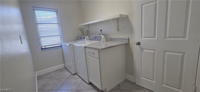 Building Photo - 534 SE 34th Terrace