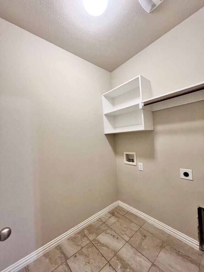 Pristine Home in Quiet Shaw Creek Neighnor... 215 Clark Dr Ferris TX