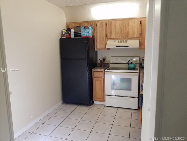 Building Photo - 10724 Royal Palm Blvd