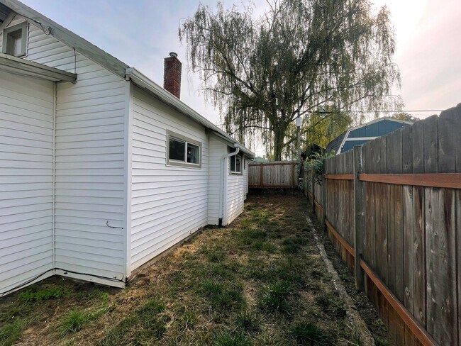 Building Photo - Cozy Kenton Home with Fenced Yard, Shed