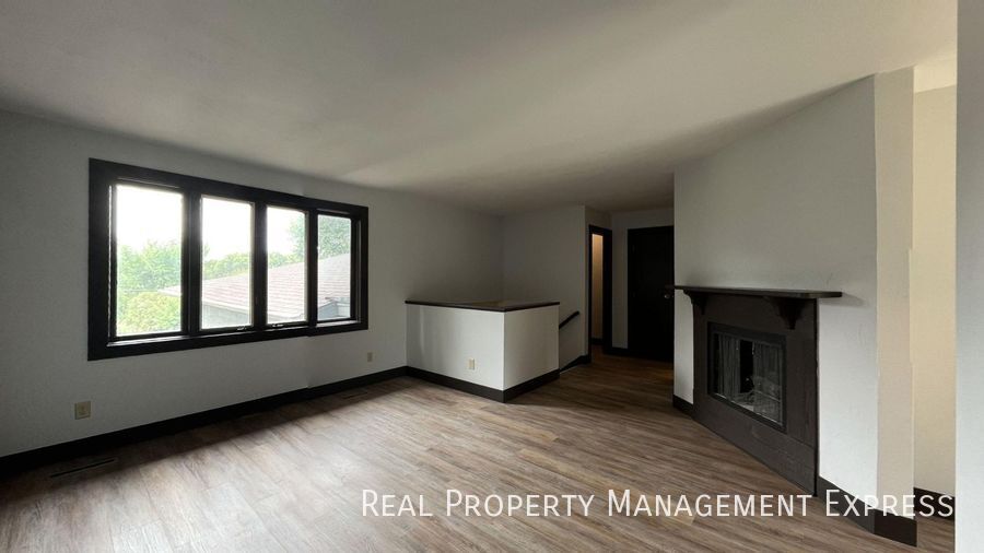 Building Photo - Amazing 3 Bedroom 2.5 Bath duplex with attached garage and fenced yard!