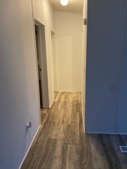 Hallway to two bedrooms - 1220 Montlake Rd