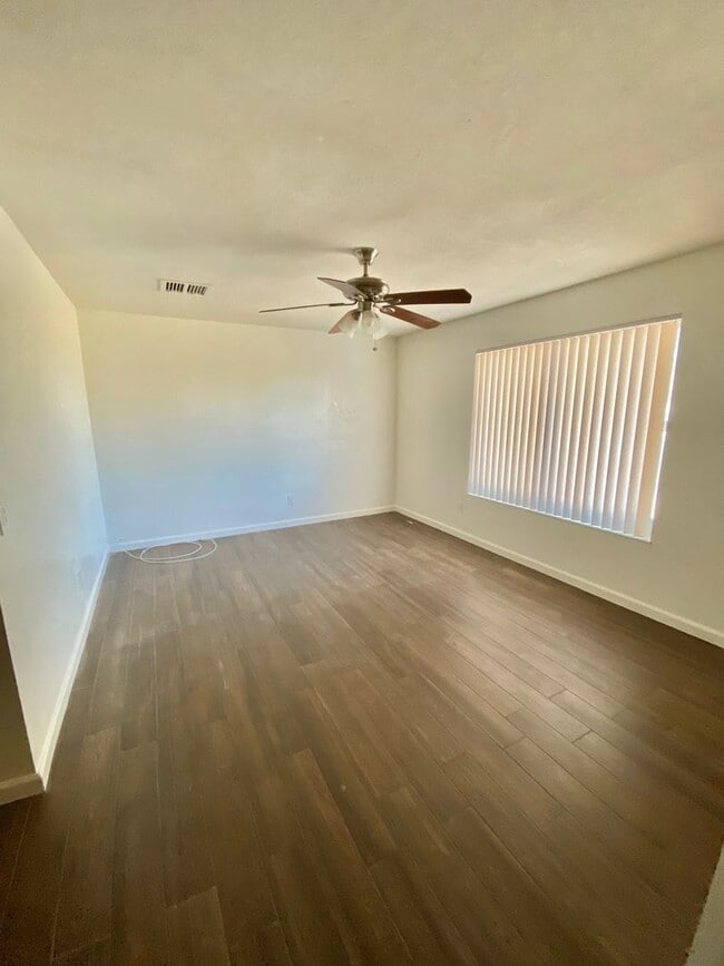Building Photo - 4 Bedroom, 2 Bathroom Home!