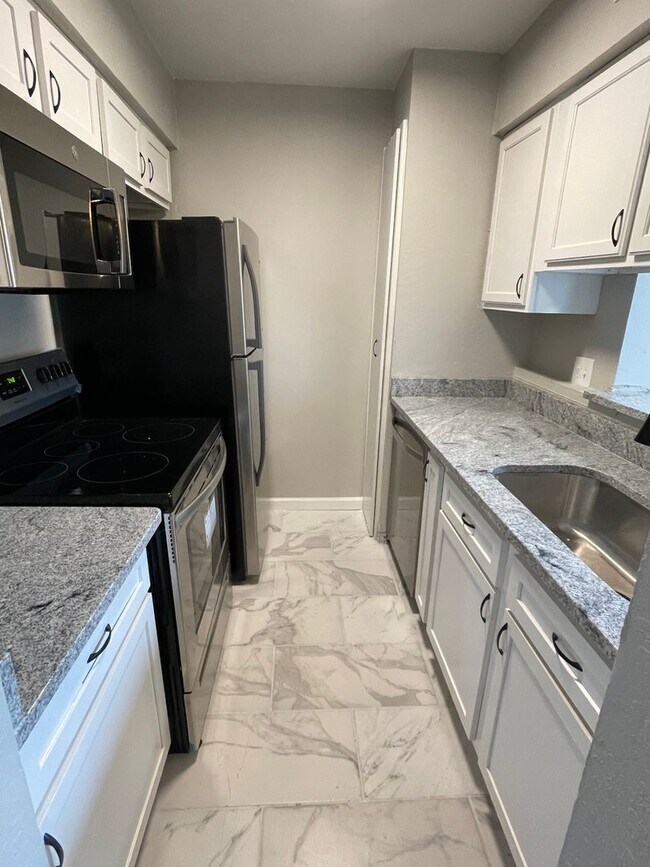 Building Photo - 2Bd/1.5Ba Townhouse located on the Germantown/Memphis Line!