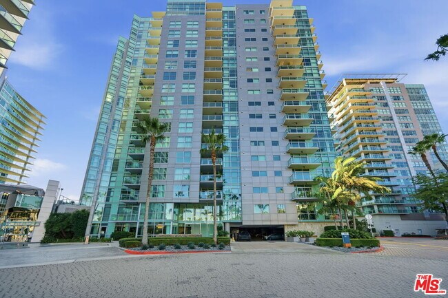 Building Photo - 13650 Marina Pointe Dr