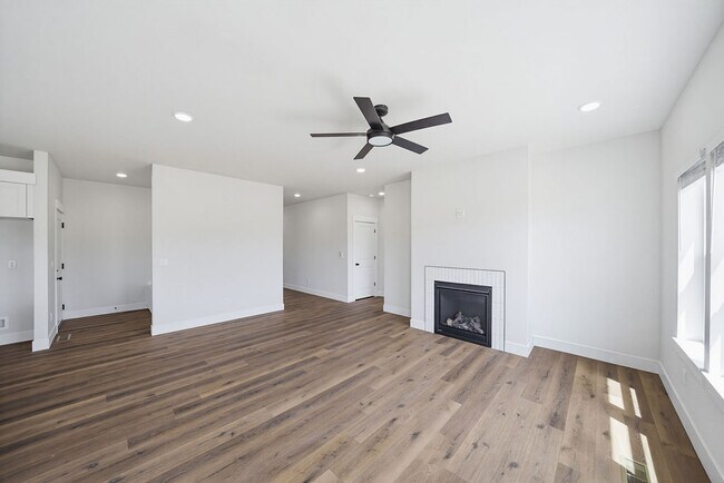 Building Photo - 475 E River Rd