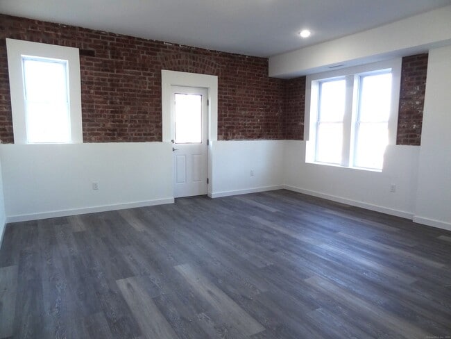 Building Photo - 2806 Fairfield Ave