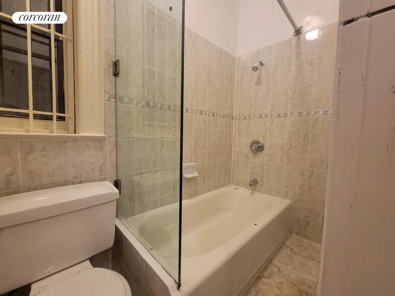 Building Photo - 172 W 77th St
