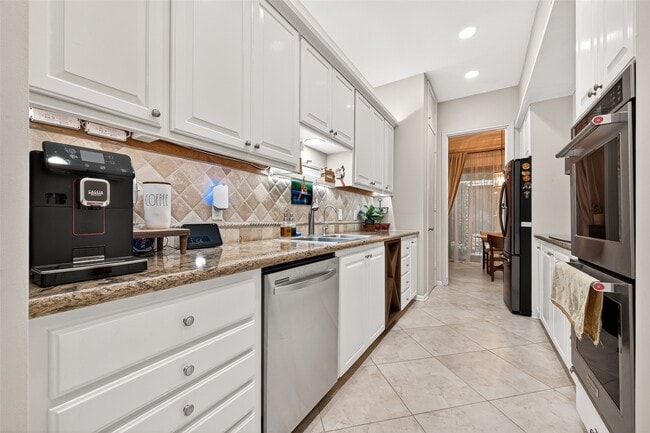 Building Photo - 3 River Hollow Ln