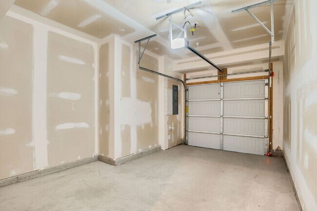 Building Photo - For Rent: Modern 3-Bedroom Condo in Richmond