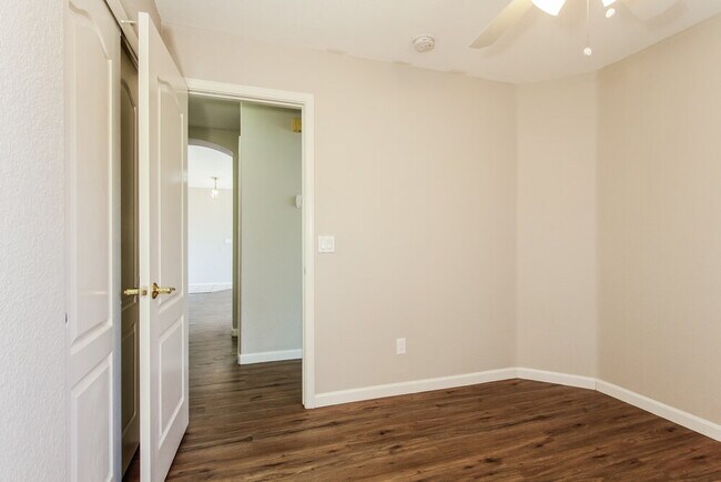 Building Photo - 8547 W Laurel Ln