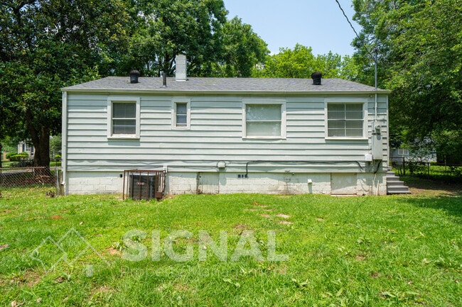 Building Photo - 3038 Highland Dr