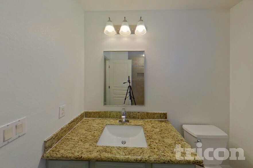 Building Photo - 20711 N Santa Cruz Dr