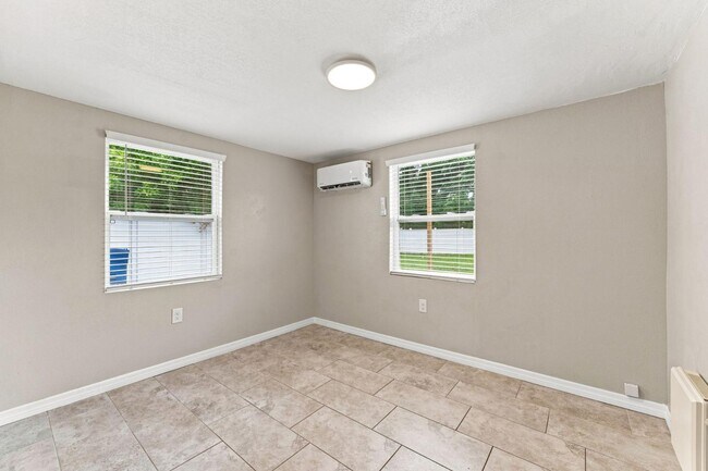 Building Photo - 7235 Orpine Dr N