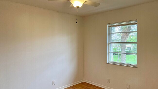 Building Photo - 1532 SE Royal Green Cir