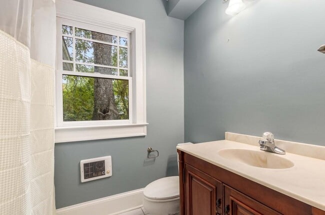 Building Photo - 656 Yorkshire Rd NE