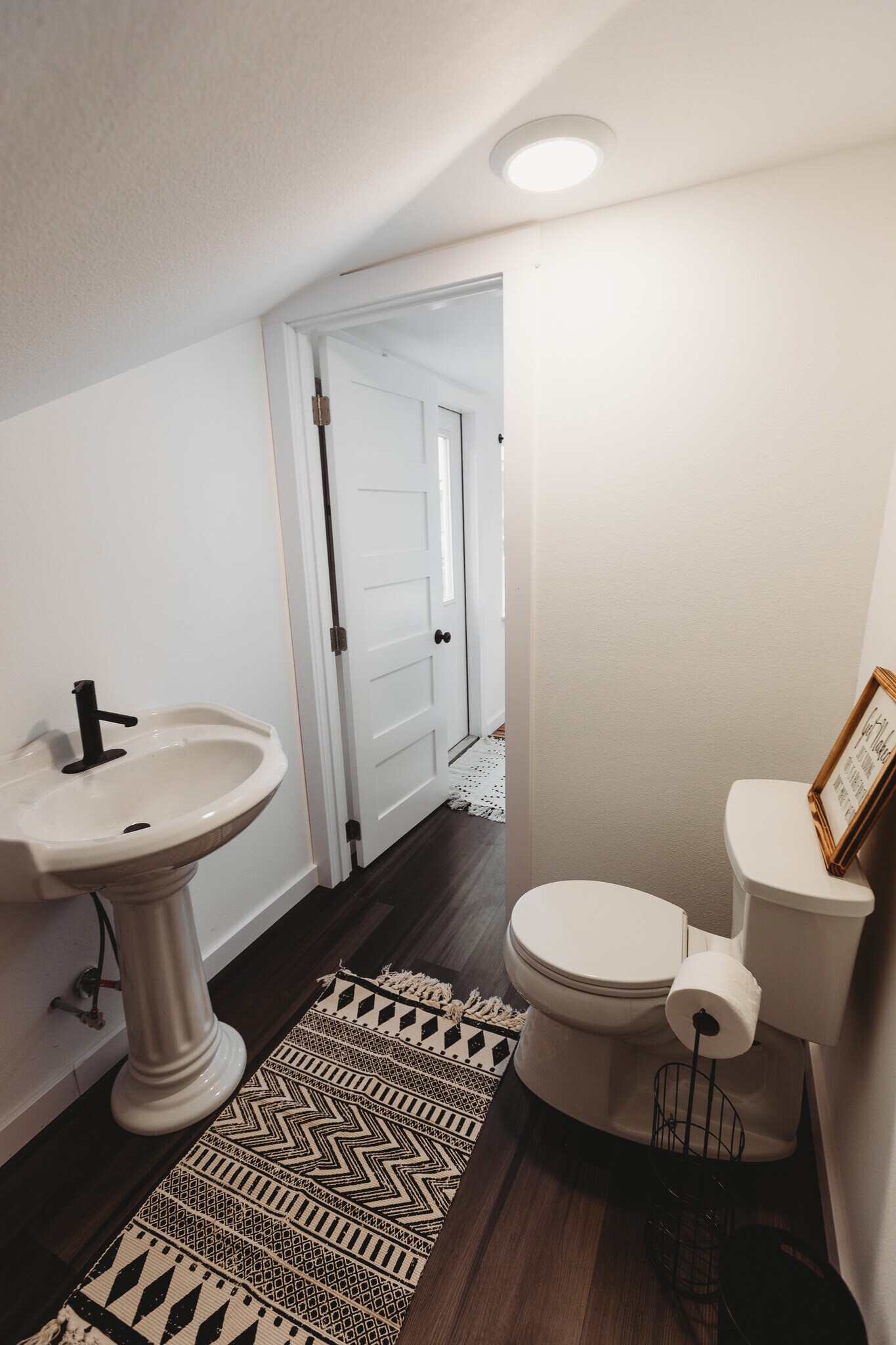 Building Photo - 207 E 9th St