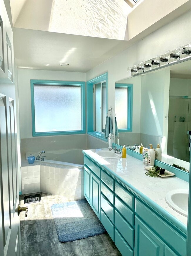 Building Photo - Spacious 4 bedrooms + Den, A/C! Pet(s)!