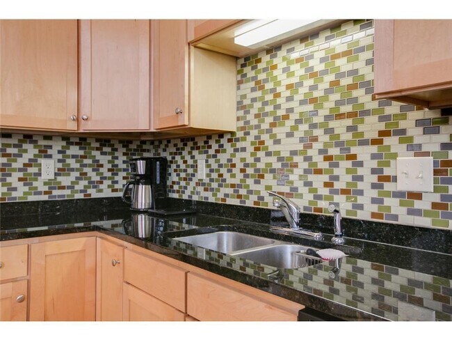 Building Photo - 521 S 7th St