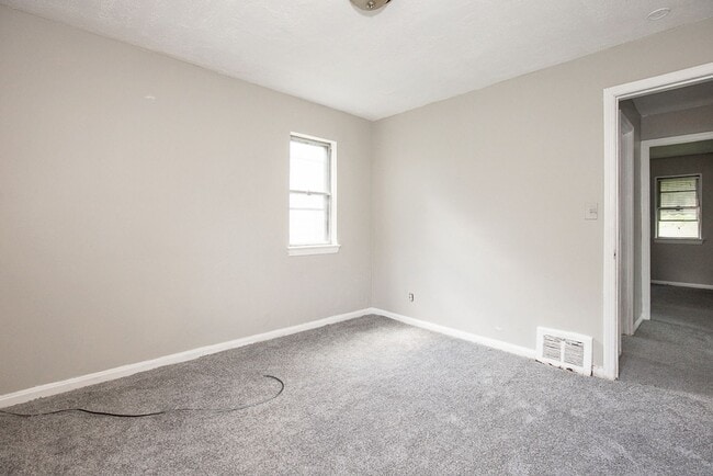 Building Photo - 3 BED 1 BATH BEAUTIFUL SINGLE FAMILY HOME ...
