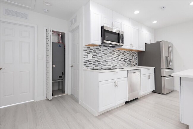 Building Photo - 713 SW 4th Ct