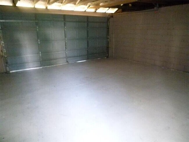 Building Photo - 2 Bedroom Home Near Union Hospital - Pets Welcome!