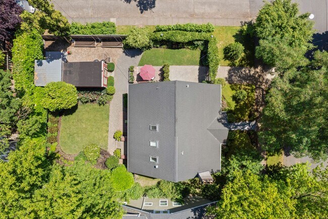 Building Photo - Updated 1926 4-bdrm/3-bath Sellwood bungal...