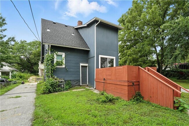 Building Photo - Great 2 bedroom 2 FULL bathrooms remodeled...