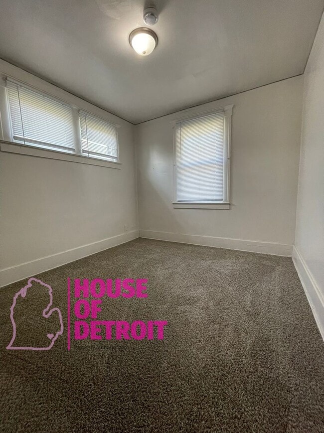 Building Photo - 3 BEDROOM 1 BATH FREE PRE-SCREEN